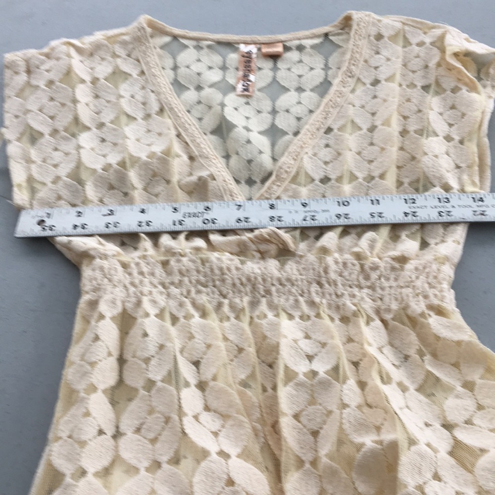 Creme and lace v-neck top - Picture 8 of 8